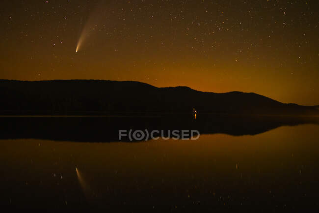 El cometa Neowise atraviesa el esquí del noroeste sobre Vermont - foto de stock