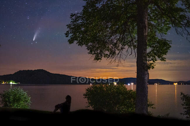 Woman views the comet Neowise over Vermont's Lake Bomoseen — Stock Photo