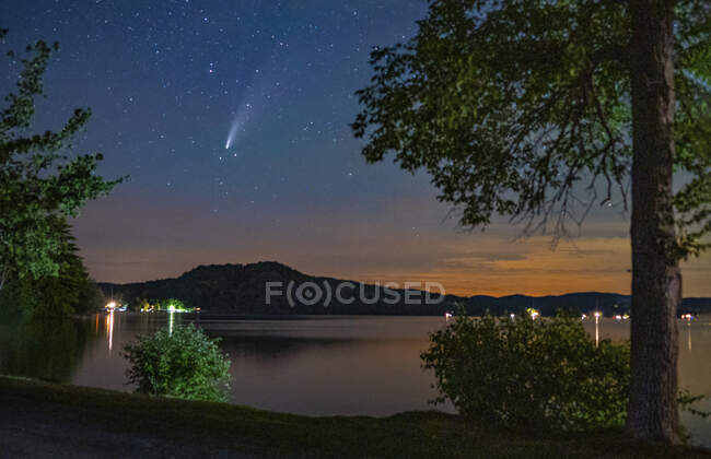 Комета Неовиз проходит через северо-западные лыжи над Вермонтом. — стоковое фото