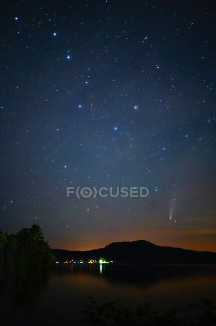 The Big Dipper dominates sky as Comet Neowise is visible below — Stock Photo