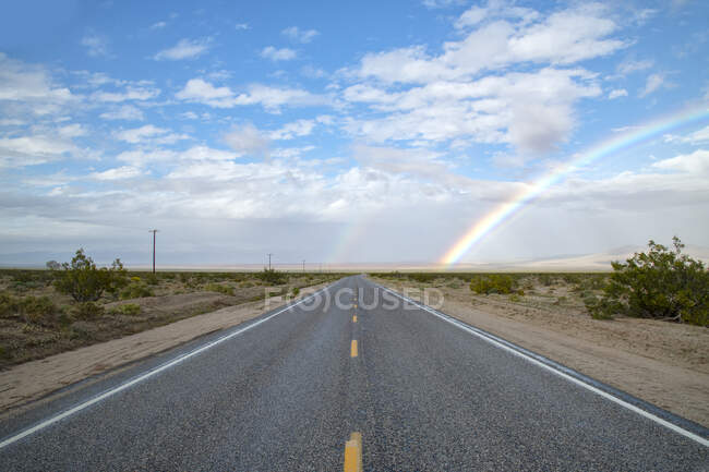 Mojave Wüste Highway mit Regenbogen — Stockfoto
