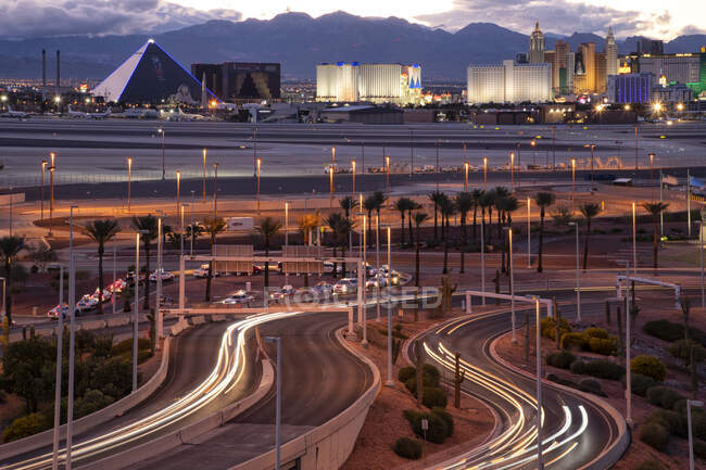 El Strip de Las Vegas por la noche - foto de stock