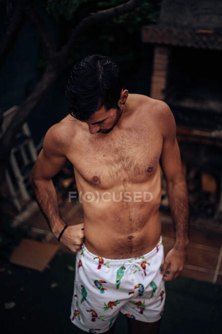 Retrato de moda do homem modelo posando com torso nakek — Fotografia de Stock