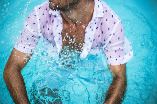 Peito de um homem na piscina com camisa branca — Fotografia de Stock