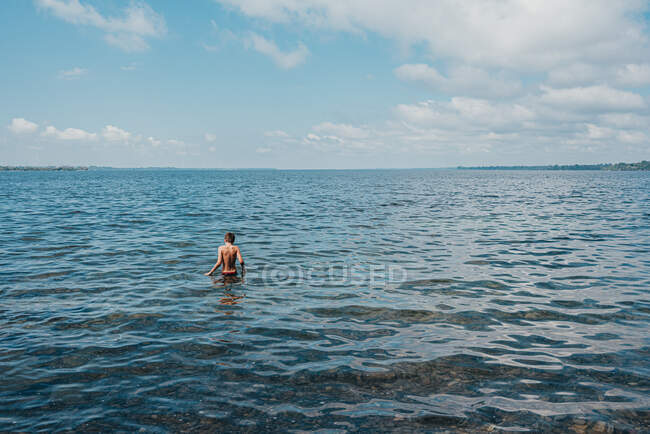Tween menino vadear no Lago Ontário em um dia de verão. — Fotografia de Stock