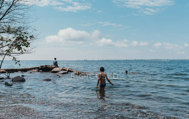 Bambini che camminano e nuotano nel lago Ontario in una calda giornata estiva. — Foto stock