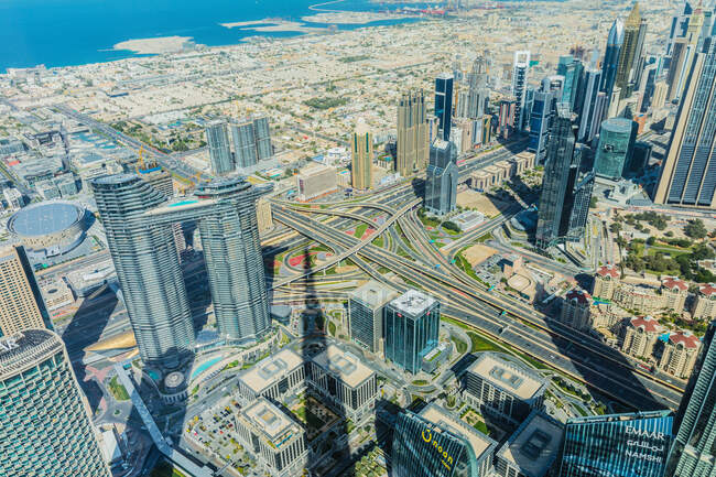 Dubai, Vereinigte Arabische Emirate, 20. Januar 2020: Blick vom Burj Khalifa auf die Wolkenkratzer von Dubai — Stockfoto
