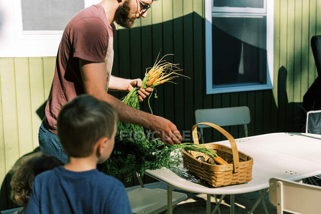 Una famiglia che guarda i raccolti che ha appena raccolto — Foto stock