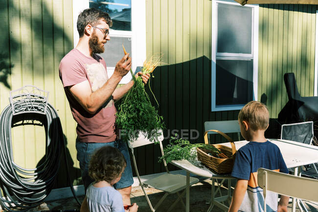 Une famille qui regarde les récoltes qu'ils viennent de récolter — Photo de stock