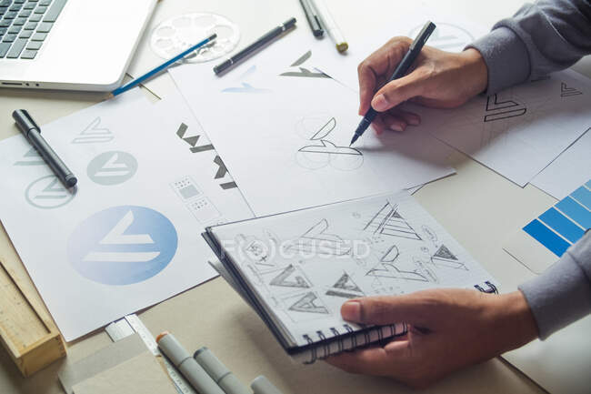 Grafiker skizziert Design-Logo — Stockfoto