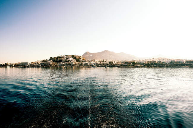 La isla griega de Naxos desde el mar Egeo - foto de stock