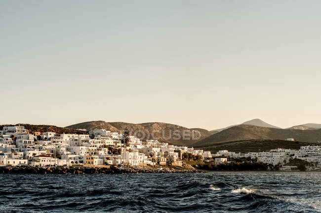 Ancienne chora sur l'île grecque de Paros au coucher du soleil — Photo de stock