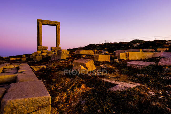 Alba che illumina le rovine di Portara sull'isola greca di Naxos — Foto stock