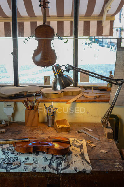 Violino fabricante luthier mudando ponte de um violino barroco artesanal — Fotografia de Stock
