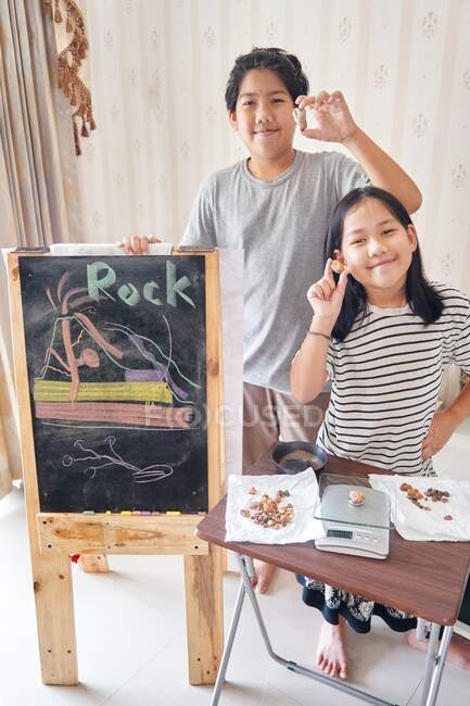 Brother and sister learning about rock in the homeschool — Stock Photo