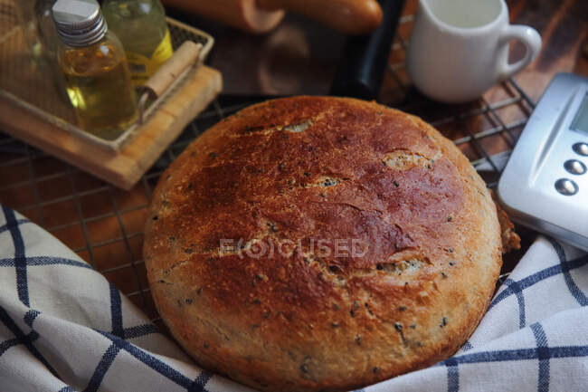 Pão cozido caseiro na mesa — Fotografia de Stock