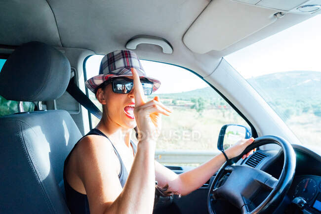 Mujer conduciendo en autocaravana. Retrato - foto de stock - foto de stock