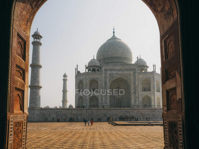 Entrando en una maravilla del mundo, Taj Mahal India - foto de stock