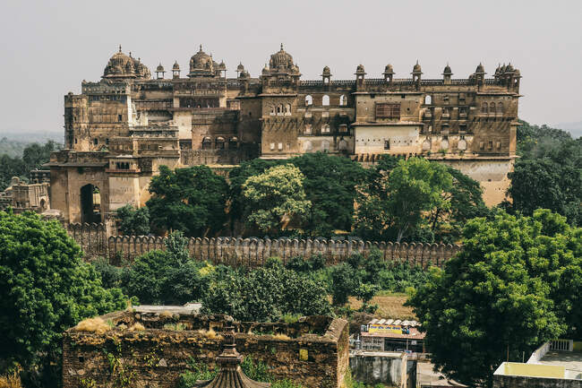 El complejo Orchha Fort, que alberga un gran número de monumentos antiguos que consisten en el fuerte, palacios, templo y otros, se encuentra en la ciudad de Orchha en el estado indio de Madhya Pradesh.. - foto de stock