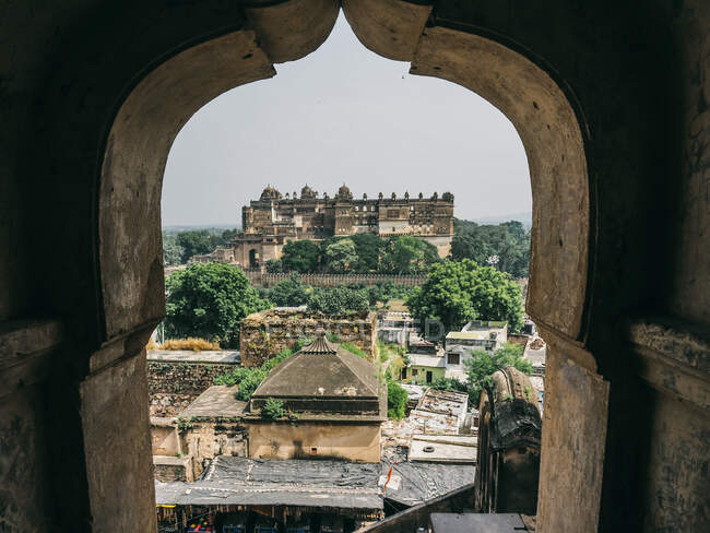 Джехангир Махал (Форт Орчха) в Орчхе, штат Мадхья-Прадеш, Индия. Вид через арку расположен в городе Орча в индийском штате Мадхья-Прадеш. — стоковое фото