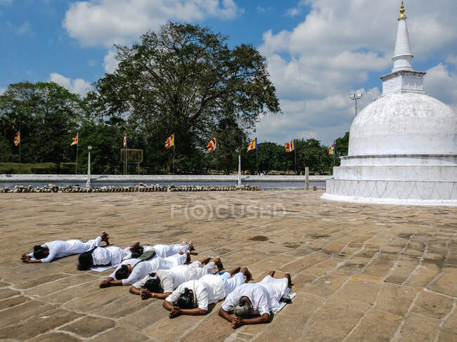 Stupa se prosterne devant Bouddha à Anuradhapura, Sri Lanka — Photo de stock