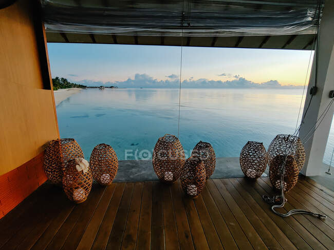 Lampes dans la station Coucher de soleil aux Maldives — Photo de stock