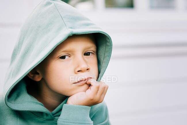 Retrato de cerca de un chico con la capucha levantada - foto de stock