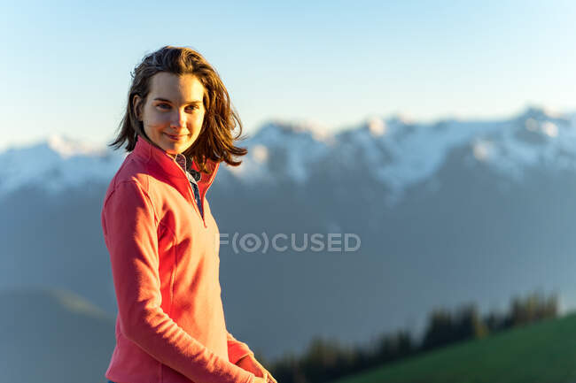 Woman hiker in pink fleece at sunset over Olympic National Park — Stock Photo