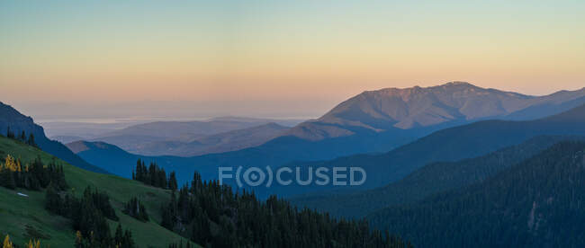 Fascinante nascer do sol sobre as montanhas — Fotografia de Stock