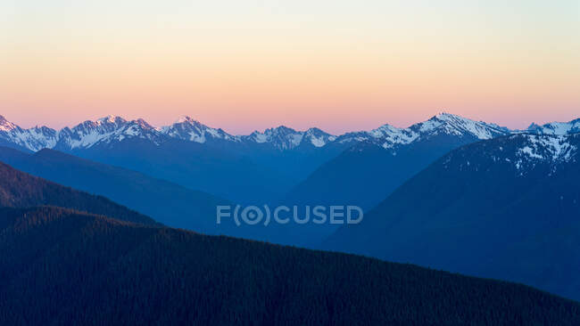 Faszinierender Sonnenaufgang über den Bergen — Stockfoto
