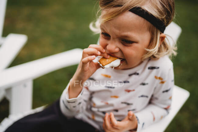 Giovane bambino maschio mangiare s'more — Foto stock