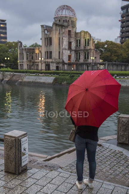 Woman looking at the Hiroshima, A-Bomb (Genbaku) Dome in Japan — Stock Photo