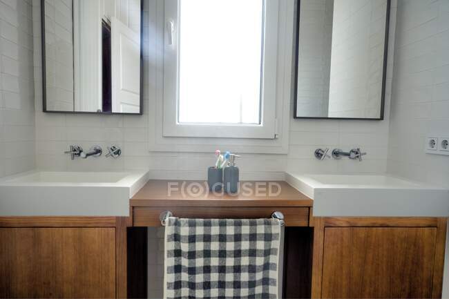 Современная ванная комната в новом доме, вид изнутри — стоковое фото