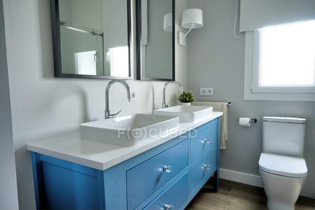 Interior de un moderno cuarto de baño con lavabo blanco - foto de stock