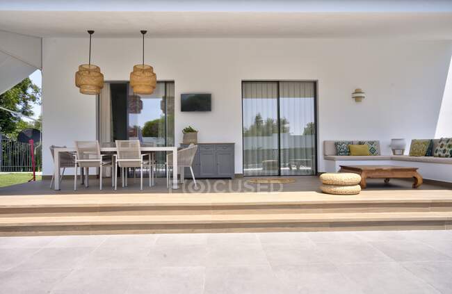 Diseño minimalista en el espacio exterior, elegante y con colores neutros - foto de stock