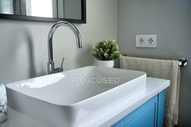Интерьер современной ванной комнаты с белой раковиной — стоковое фото
