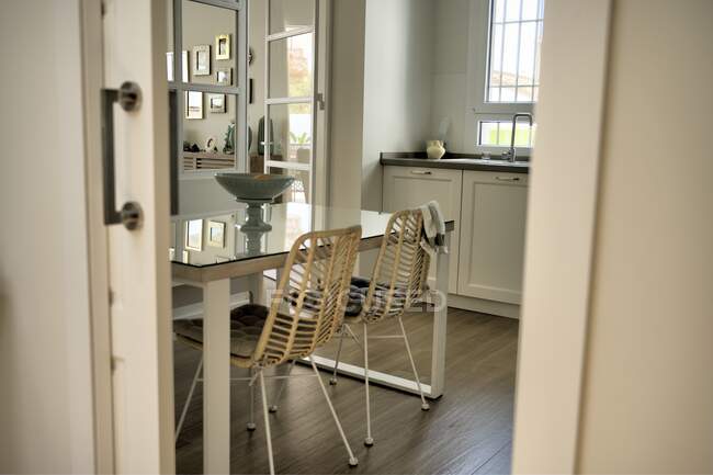Interior da cozinha moderna com mesa e cadeiras — Fotografia de Stock