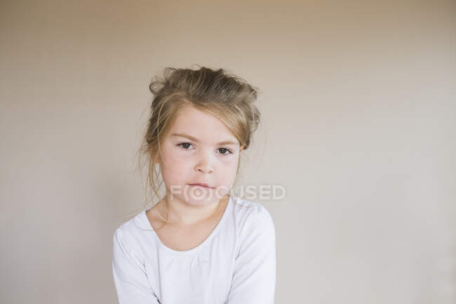 Портрет молодої дівчини, яка дивиться на камеру з серйозним обличчям — стокове фото