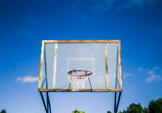 Basket circle on a blue sky background — Stock Photo