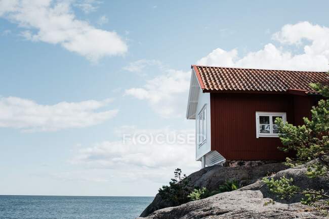 Maison en bois au bord de la mer — Photo de stock