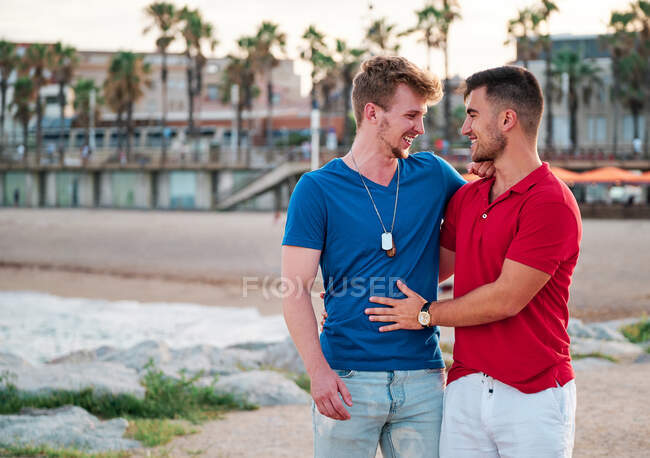 Deux hommes gays à la plage de Barcelone un jour d'été — Photo de stock