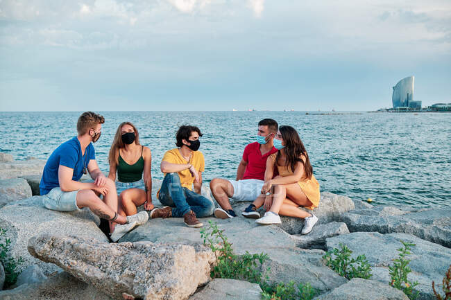 Група молодих людей на заході сонця на пляжі Барклеона. — стокове фото