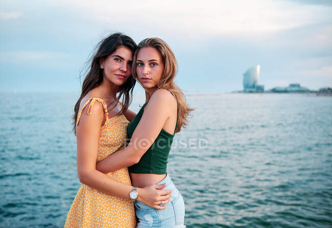 Ein paar lesbische Mädchen an einem Sommertag am Strand von Barcelona — Stockfoto