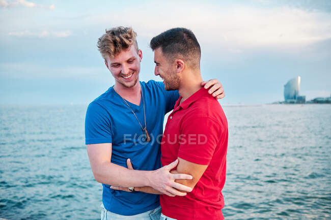 Dos hombres gay en la playa de Barcelona en un día de verano - foto de stock