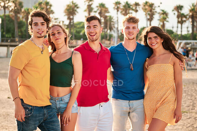 Group of young and handsome people at the beach in a summer day — Stock Photo