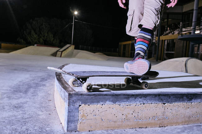 Homme dans un skate park en ville en arrière-plan, gros plan — Photo de stock