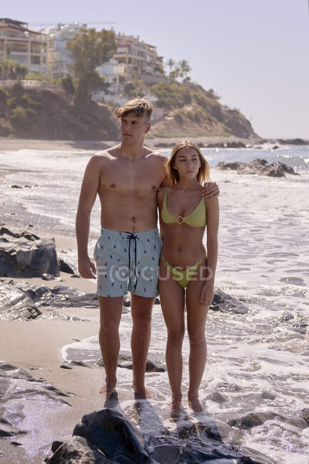 Un paio di fidanzati molto vicini posano per una telecamera sulla spiaggia — Foto stock