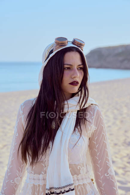 Retrato de um modelo alternativo posando nas dunas de areia junto ao mar — Fotografia de Stock