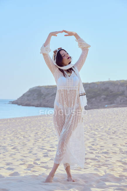 Alternative model poses on the sand dunes by the sea — Stock Photo