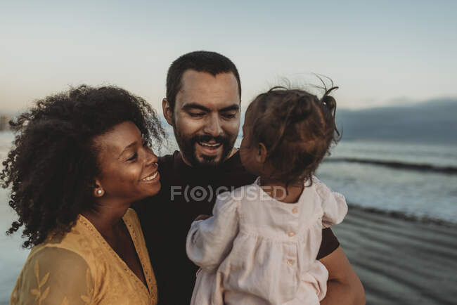 Щаслива пара з дитиною на пляжі — стокове фото